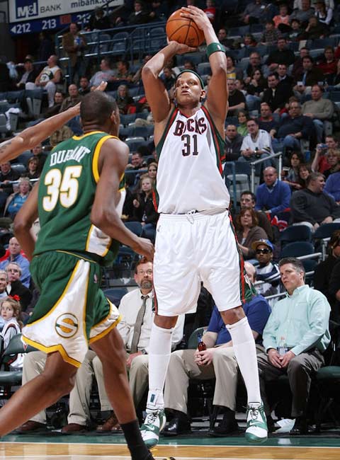 九游官网下载-包含雄鹿再添内线好手，战术优势明显的词条  第2张